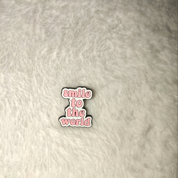 Other - NWOT "Smile to the World" pin